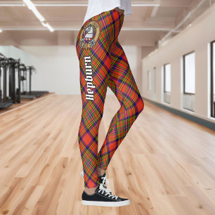 Clan Hepburn Wappen über Tartan Leggings