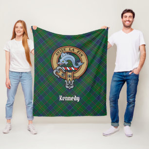 Clan Kennedy Wappen über Tartan Fleecedecke