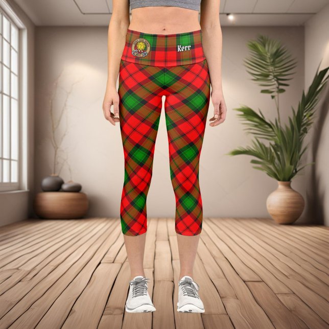 Clan Kerr Wappen über Tartan Capri Leggings (Von Creator hochgeladen)