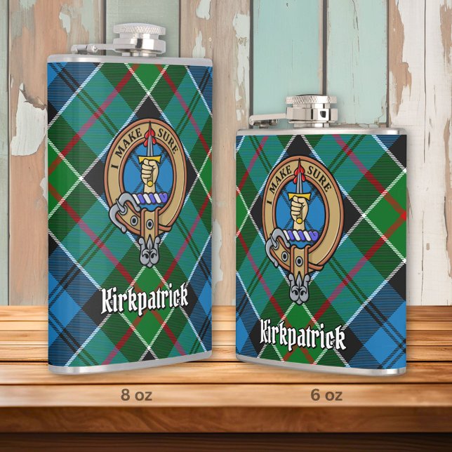 Clan Kirkpatrick Wappen über Tartan Flachmann (Von Creator hochgeladen)