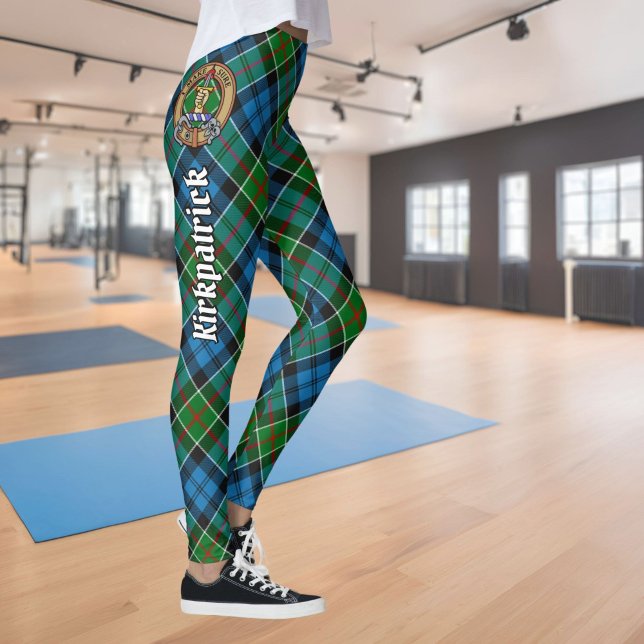 Clan Kirkpatrick Wappen über Tartan Leggings (Von Creator hochgeladen)