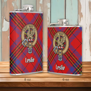 Clan Leslie Wappen über Red Tartan Flachmann