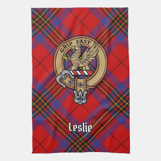 Clan Leslie Wappen über Red Tartan Geschirrtuch (Vertikal)