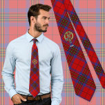 Clan Leslie Wappen über Red Tartan Krawatte<br><div class="desc">Clan Leslie Wappen Abzeichen umgeben von einem Gurt und Schnallen über rot kartan Hintergrund. Eigener Text.</div>