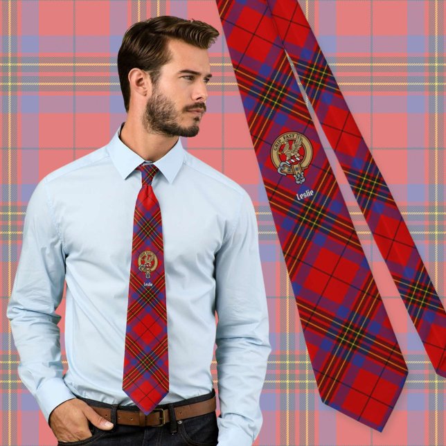 Clan Leslie Wappen über Red Tartan Krawatte (Von Creator hochgeladen)