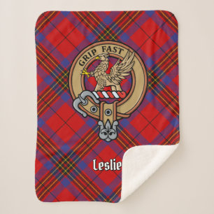 Clan Leslie Wappen über Red Tartan Sherpadecke