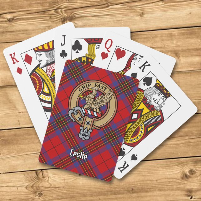 Clan Leslie Wappen über Red Tartan Spielkarten (Von Creator hochgeladen)