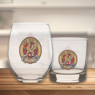 Clan Leslie Wappen über Red Tartan Whiskyglas