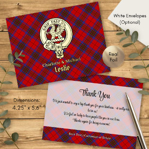 Clan Leslie-Wappen über rotem Tartan Folie Einladungspostkarte