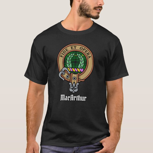 Clan MacArthur Wappen über Tartan T-Shirt (Vorderseite)