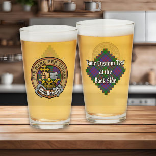 Clan MacDonald Wappen über Tartan Glas