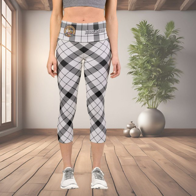 Clan MacFarlane Black and White Tartan Capri Leggings (Von Creator hochgeladen)