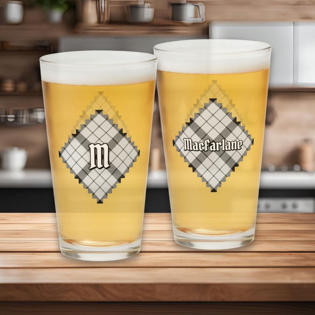 Clan MacFarlane Black and White Tartan Glas (Von Creator hochgeladen)