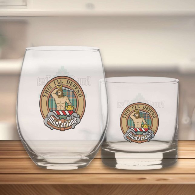 Clan MacFarlane Wappen über antikes Jagdtartan Whiskyglas (Von Creator hochgeladen)