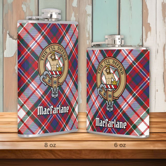Clan MacFarlane Wappen über Dress Tartan Flachmann (Von Creator hochgeladen)