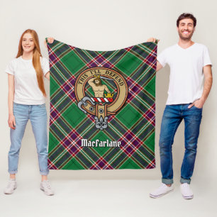 Clan MacFarlane Wappen über Modern Hunting Tartan Fleecedecke