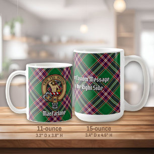 Clan MacFarlane Wappen über Modern Hunting Tartan Kaffeetasse
