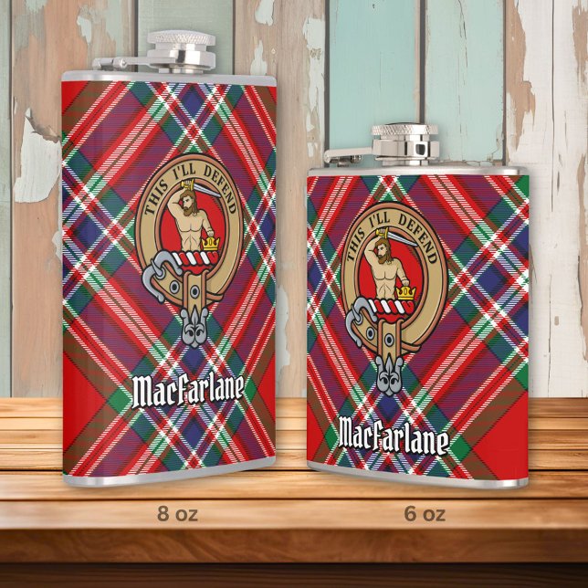 Clan MacFarlane Wappen über Red Tartan Flachmann (Von Creator hochgeladen)