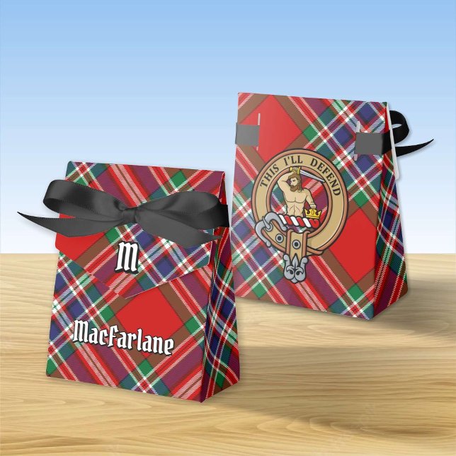 Clan MacFarlane Wappen über Red Tartan Geschenkschachtel (Von Creator hochgeladen)