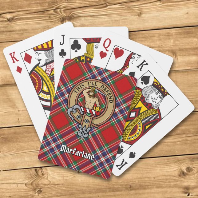 Clan MacFarlane Wappen über Red Tartan Spielkarten (Von Creator hochgeladen)