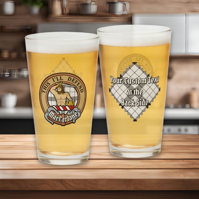 Clan MacFarlane Wappen über Schwarz-Weiß-Tartan Glas (Von Creator hochgeladen)