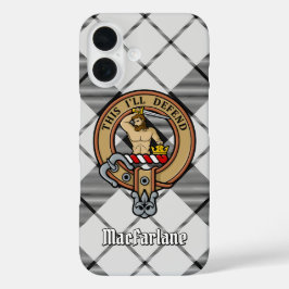 Clan MacFarlane Wappen über Schwarz-Weiß-Tartan iPhone 16 Hülle