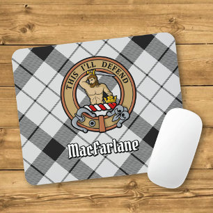 Clan MacFarlane Wappen über Schwarz-Weiß-Tartan Mousepad