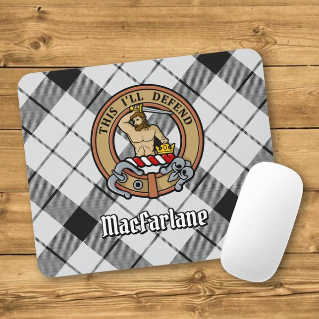 Clan MacFarlane Wappen über Schwarz-Weiß-Tartan Mousepad (Von Creator hochgeladen)