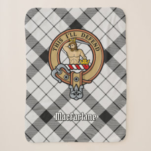 Clan MacFarlane Wappen über Schwarz-Weiß-Tartan Sherpadecke