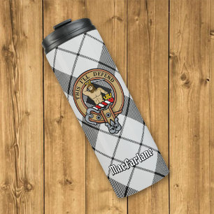 Clan MacFarlane Wappen über Schwarz-Weiß-Tartan Thermosbecher