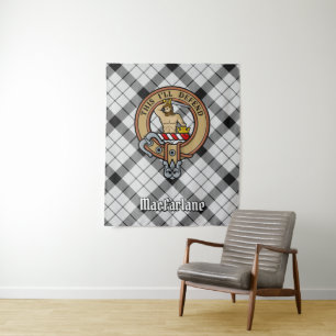 Clan MacFarlane Wappen über Schwarz-Weiß-Tartan Wandteppich