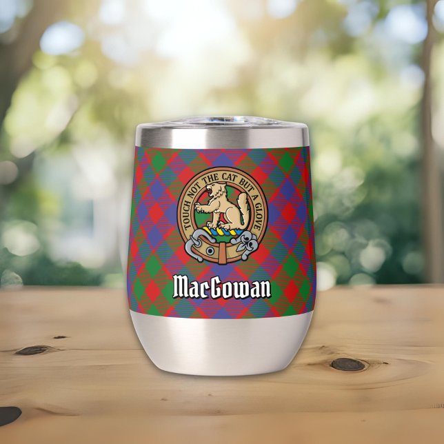 Clan MacGowan Wappen über Tartan (Von Creator hochgeladen)