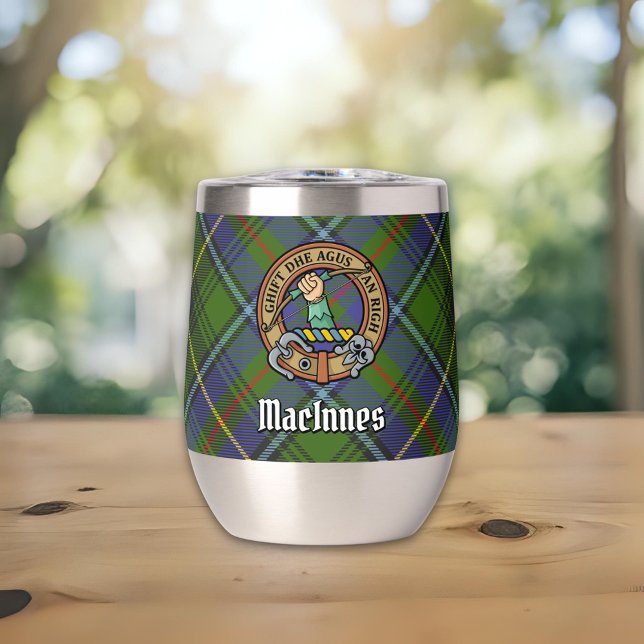 Clan MacInnes Wappen über Tartan (Von Creator hochgeladen)