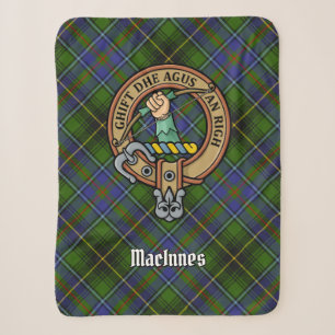 Clan MacInnes Wappen über Tartan Sherpadecke