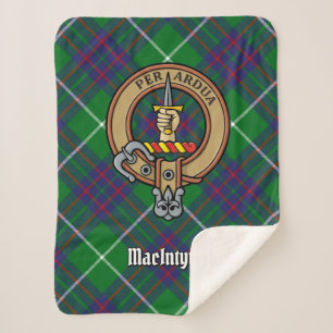 Clan MacIntyre Wappen über Tartan Sherpadecke