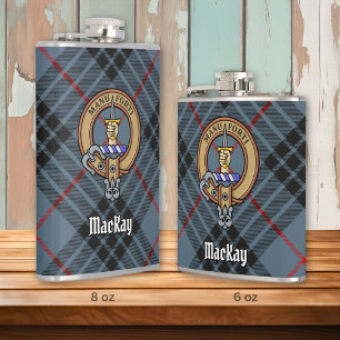 Clan MacKay Wappen über Blue Tartan Flachmann