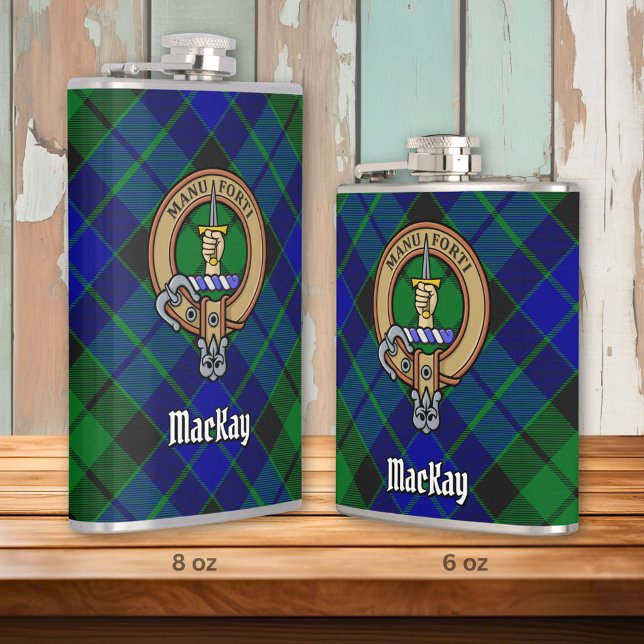 Clan MacKay Wappen über Tartan Flachmann (Von Creator hochgeladen)