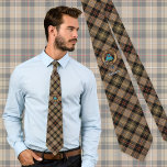 Clan MacKenzie Wappen über Brown Hunting Tartan Krawatte<br><div class="desc">Clan MacKenzie Wappen Abzeichen umgeben von einem Gurt und Schnalle über braunen Jagd Tartan Hintergrund. Benutzerdefinierter Text.</div>