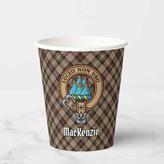 Clan MacKenzie Wappen über Brown Hunting Tartan Pappbecher (Vorderseite)