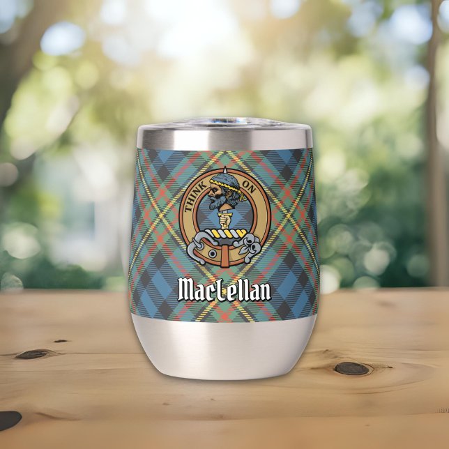 Clan MacLellan-Wappen über altem Tartan (Von Creator hochgeladen)