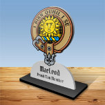 Clan MacLeod von Lewis Wappen über Tartan Cutout Freistehende Fotoskulptur<br><div class="desc">Clan MacLeod von Lewis Wappen Abzeichen umgeben von einem Gurt und Schnalle über Tartan Hintergrund. Eigener Text.</div>