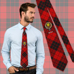 Clan MacLeod von Raasay Wappen über Tartan Krawatte<br><div class="desc">Clan MacLeod vom Raasay Wappen Abzeichen umgeben von einem Gurt und Schnalle über dem Hintergrund tartan. Eigener Text.</div>