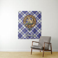Clan MacPherson Wappen über Blue Dress Tartan