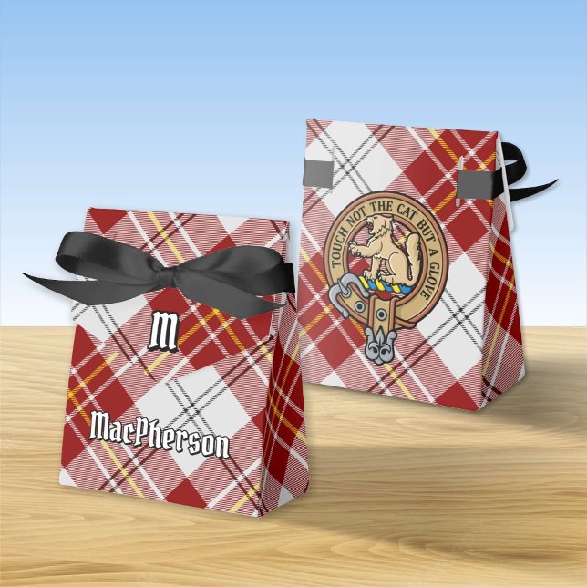 Clan MacPherson Wappen über Red Dress Tartan Geschenkschachtel (Von Creator hochgeladen)