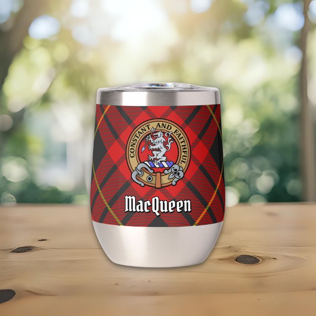 Clan MacQueen Crest über Tartan (Von Creator hochgeladen)