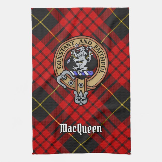 Clan MacQueen Crest über Tartan Geschirrtuch (Vertikal)