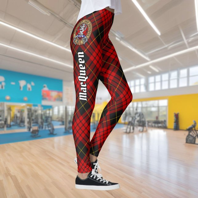 Clan MacQueen Crest über Tartan Leggings (Von Creator hochgeladen)