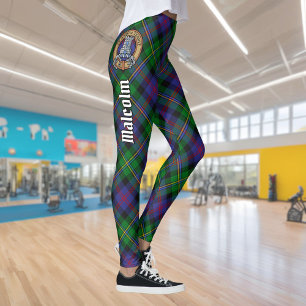 Clan Malcolm-Wappen über Tartan Leggings