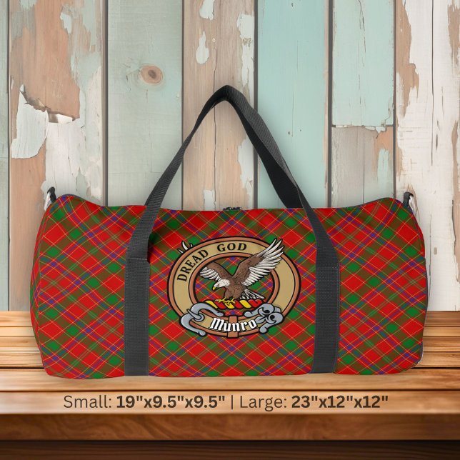 Clan Munro Crest over Tartan Duffle Bag (Von Creator hochgeladen)