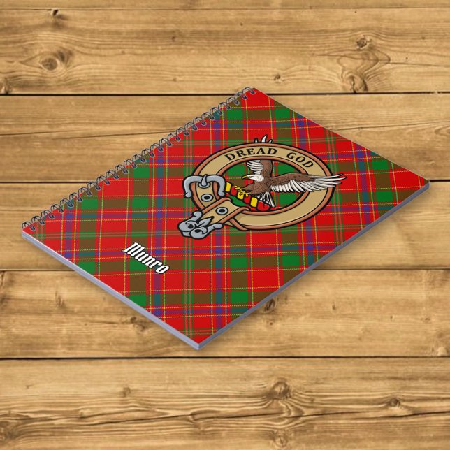 Clan Munro-Wappen über Tartan Notizblock (Von Creator hochgeladen)
